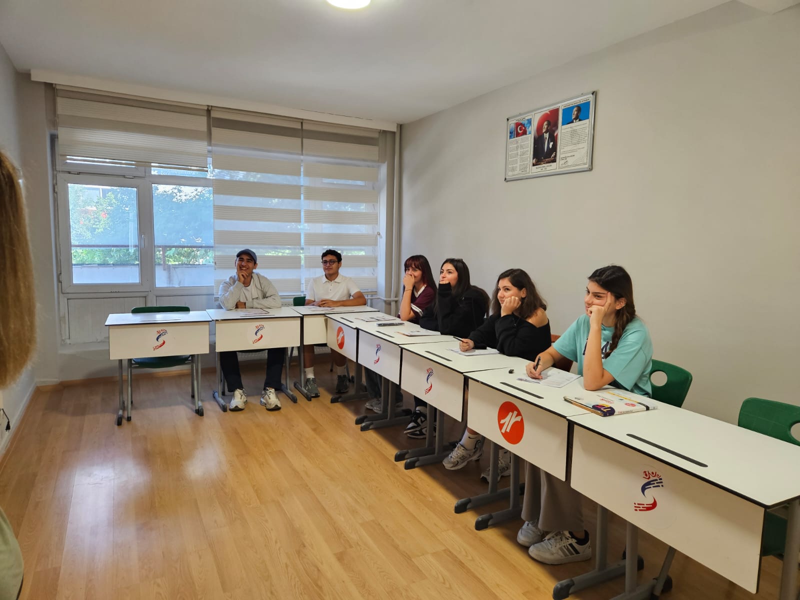 Öğretmen ve öğrencilerin bulunduğu ferah sınıf